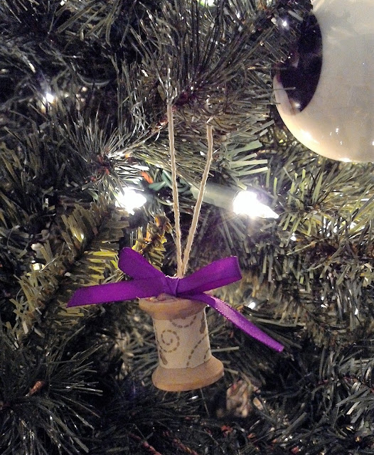 DIY Spool ornaments by linaandvi.blogspot.com