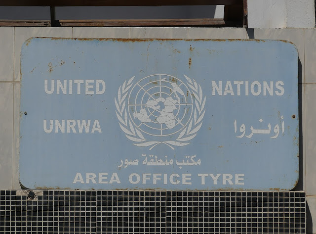 In foto un'insegna malandata dell'UNRWA