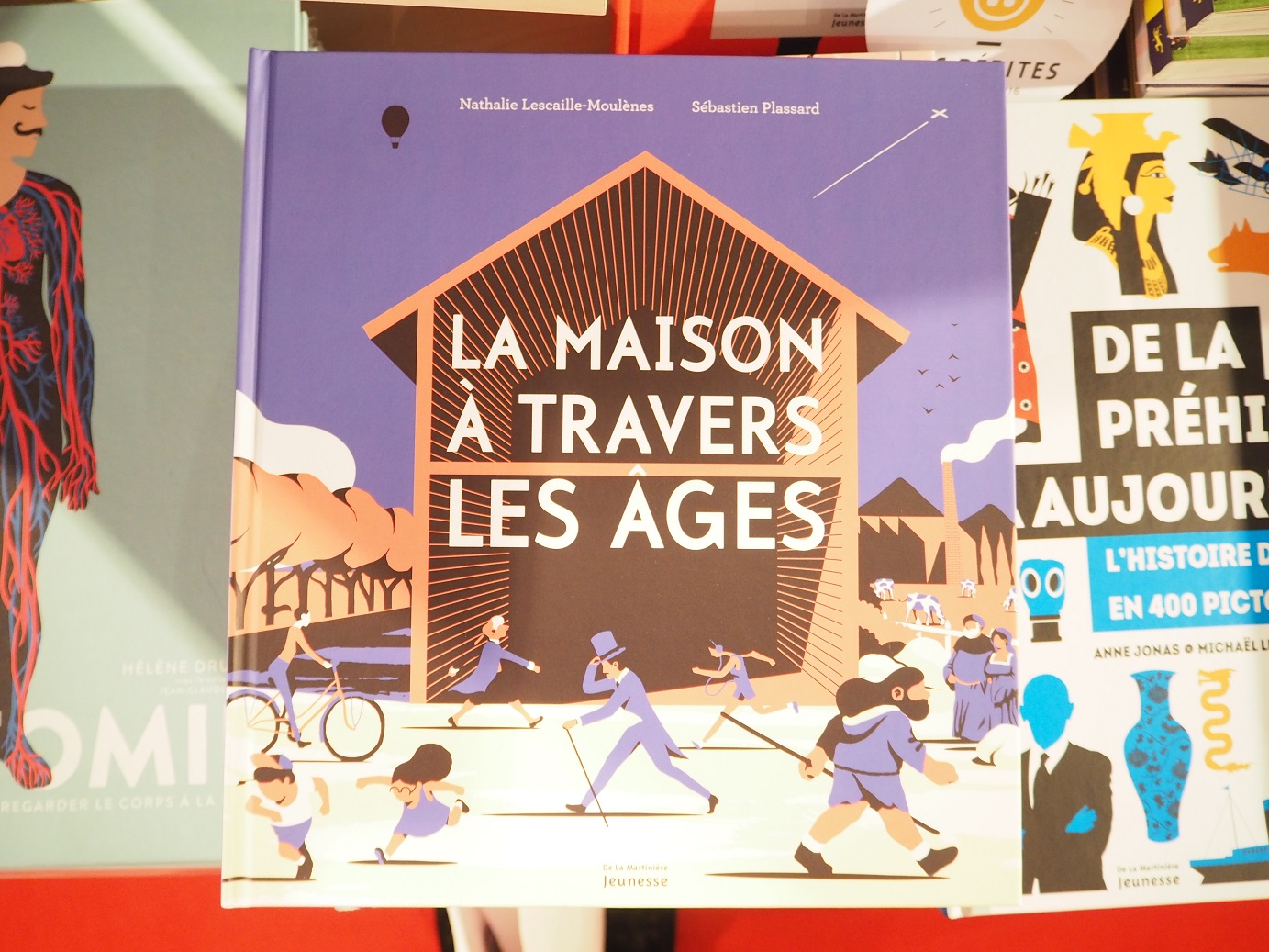 "La maison   travers des ¢ges" De La Martini¨re Jeunesse livre écrit par Nathalie Lescaille Moul¨nes et illustré par Sébastien Plassard