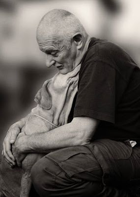 Profunda y melancolica imagen de un anciano con su perro fiel 