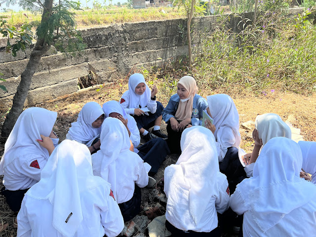 Mahasiswa KKN IKMB - IAIN Kudus  mengajar di SMPN 3 Ngawen dengan metode outdoor