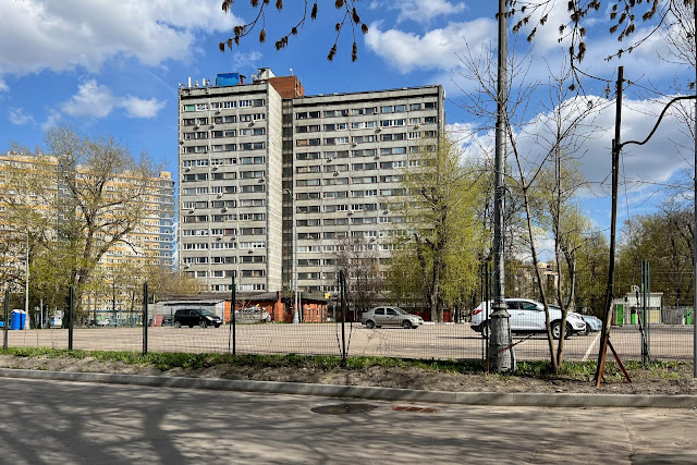 улица Коновалова, дворы, общежитие завода «Станкоагрегат» (построено в 1974 году)