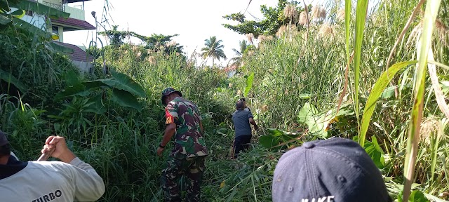 Peduli Lingkungan, Babinsa Koramil 01/Banjarmasin Timur Bersama Dinas PUPR dan Juga Warga Bersihkan Sampah di Bantaran Sungai