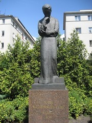 450px-Sklodowska-Curie_statue,_Warsaw