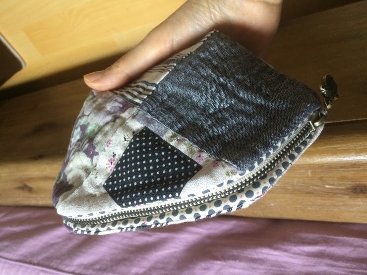 Quilted Patchwork Cosmetic Case Makeup Bag Padded Zipper Pouch. DIY Tutorial in Pictures. 