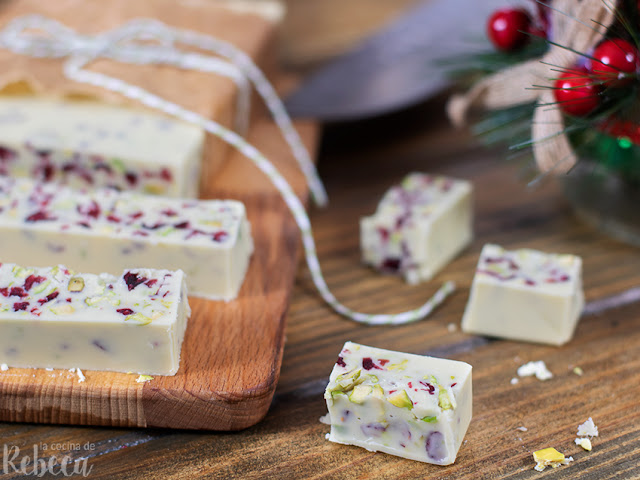 Turrón de chocolate blanco con arándanos y pistachos