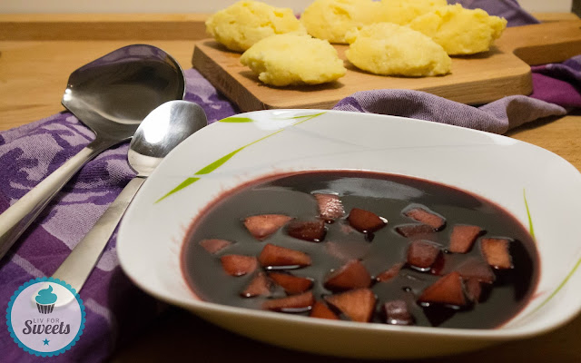 Fliederbeeren, Holunder, Holundersuppe, Holunderbeersuppe, Holunderbeeren, Herbst, Erkältung, Grießnocken, Grießbrei, Apfel, Birne, Rezept