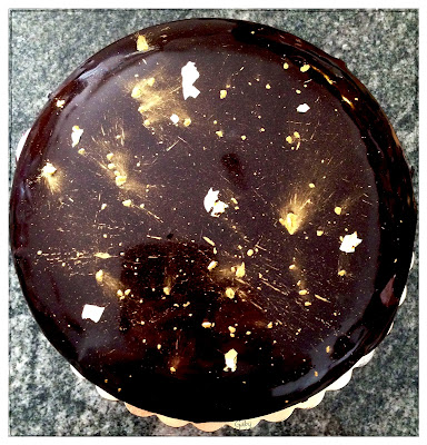 dark chocolate cake con namelaka, glassa a a specchio e confettura