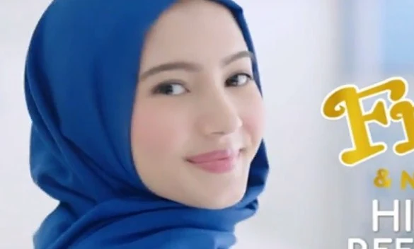 cewek cantik model fres natural hijab refresh spray