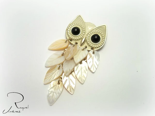 broche buho con plumas de nacar