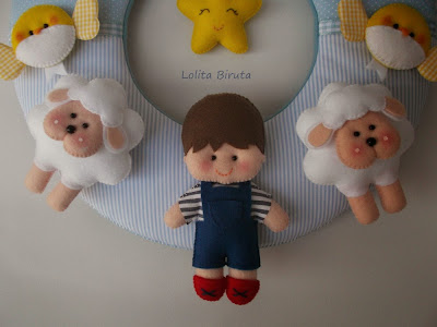 Menino e ovelhinhas em feltro para decoração de quarto infantil