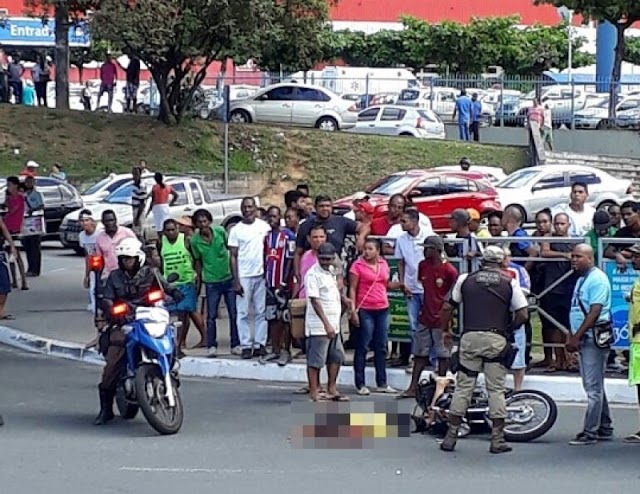 Vídeo: homem é morto na Rótula do Abacaxi e populares registram fuga de atirador