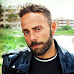 Damiano Ruggiero. Il suo album s'intitola INVINCIBILE ma lui si definisce troppo autocritico e poco sfacciato