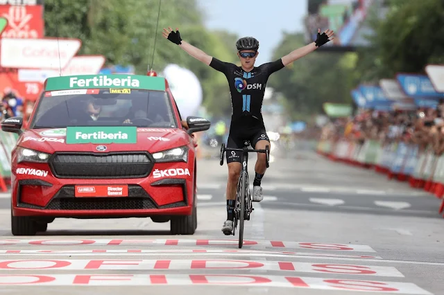 Michael Storer cruzando a linha de chegada na 10ª etapa da Vuelta a España