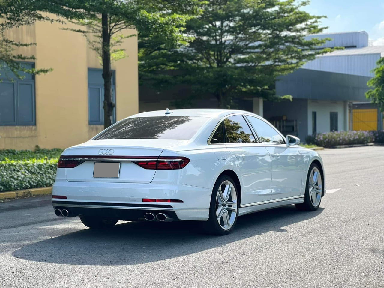 Hàng hiếm Audi S8 rao bán hơn 8 tỷ đồng: Sử dụng chung động cơ Lamborghini, giá chỉ đắt hơn A8 'thường' 2 <a href=