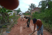 Timbun Jalan Berlubang, Babinsa Kampung Medasari Gotong Royong bersama Warga Perbaiki Jalan