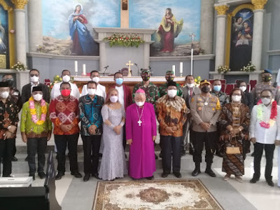 Uskup Agung P.C. Mandagi, MSC, Wali Kota Tual Adam Rahayaan, S. Ag., M. Si., Forkopimda Tual-Malra dan Pastores berfoto bersama dalam Gereja Katolik St. Fransiskus Xaverius Tual, Rabu (16/06/2021). Foto: Nick Renleuw