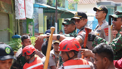 Pangdam III Siliwangi Bersama Kapolda Jabar Pantau Lokasi Banjir Dayeuhkolot