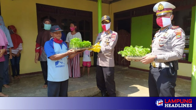 Polres dan Dinas Pertanian Tulang Bawang Barat Edukasikan Kepada Masyarakat Pemanfaatan Waktu Dirumah