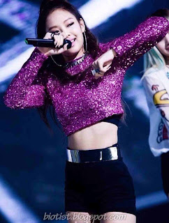 Photos of BlackPink Jennie singing on the stage