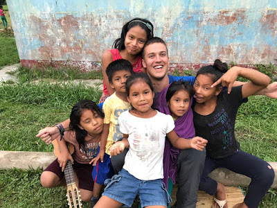 Josu con los niños y niñas de Iquitos