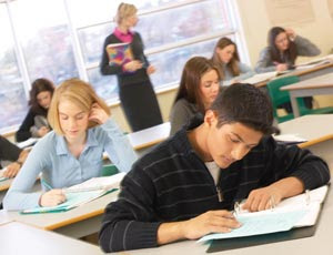 imagem de jovens estudantes em sala de aula