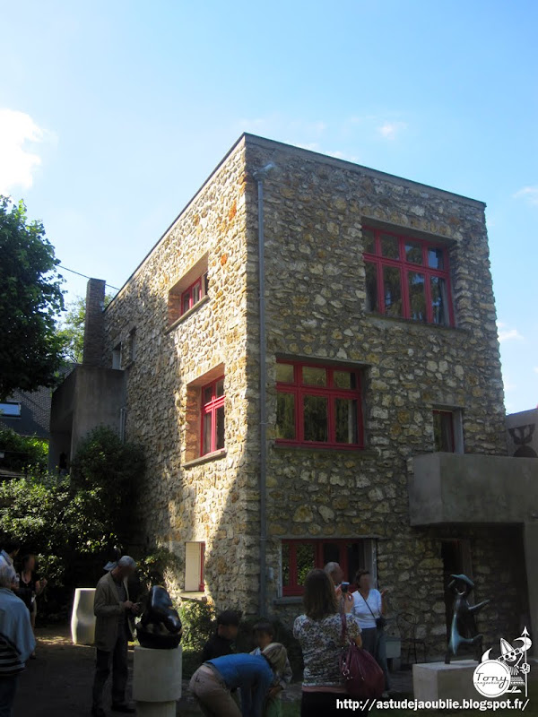 Clamart - Maison et atelier de Jean Arp et Sophie Taeuber  Abrite actuellement la Fondation Arp: http://www.fondationarp.org/home.aspx  Dessin et Construction: Sophie Taeuber  Projet / Construction: 1926-1929