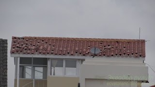 Крыша из черепицы после землетрясения в Манте