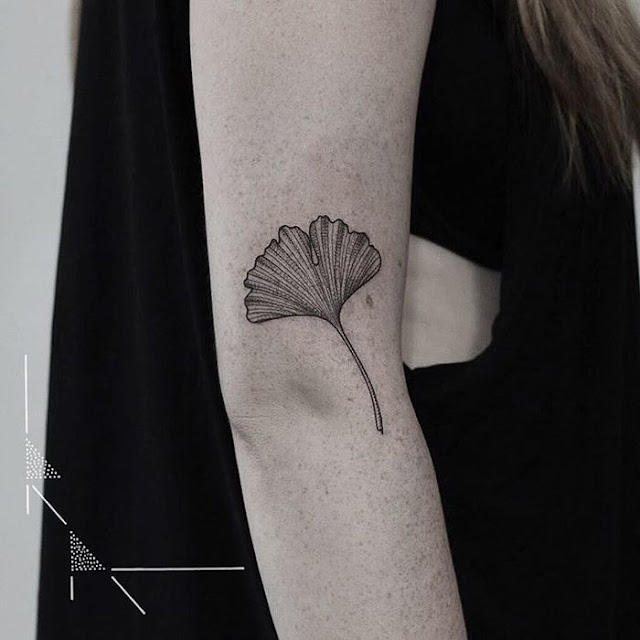 50 composições criativas de tatuagens de folhas para mulheres