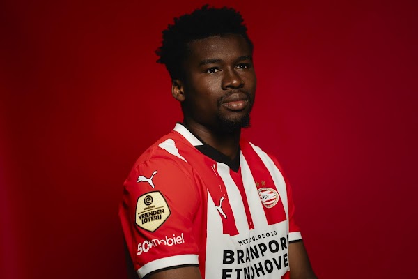Oficial: PSV, firma Nagalo