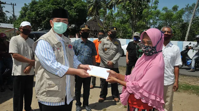 Diserahkan Nasrul Abit, Korban Kapal Tenggelam di Air Haji Terharu Menerima Bantuan Baznas.