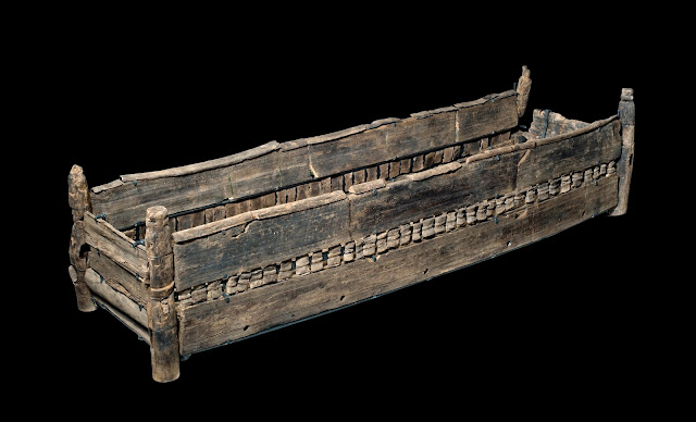 Раннесредневековая частично перевернутая кровать из бука