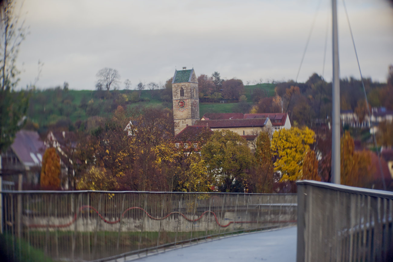 Die Neckartailfinger Martinskirche bei Tag und bei Nacht