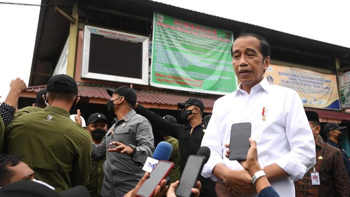 Bagi-bagi Bansos, Jokowi Keliling Jawa Barat & Jawa Tengah