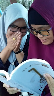 dua-sahabat-membaca-buku