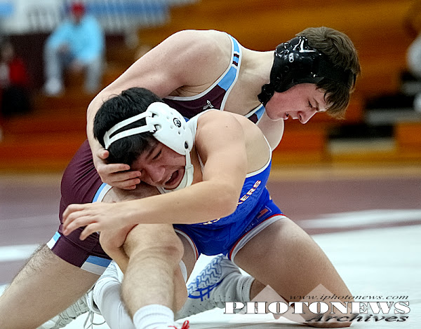 Brandon Goodwin wrestles Hoopeston's Aiden Bell 