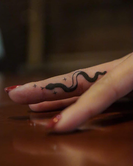 54 mini tatuagens de cobras para mulheres que querem demonstrar seu poder