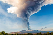  Gunung Berapi Etna Aktif Menyebarkan Abu Vulkanik 