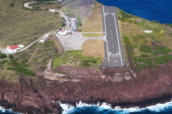 El aeropuerto con la pista de aterrizaje más corta, esta en el Caribe, es el aeropuerto de Juancho E. Yrausquin en la isla de Saba, Antillas Holandesas