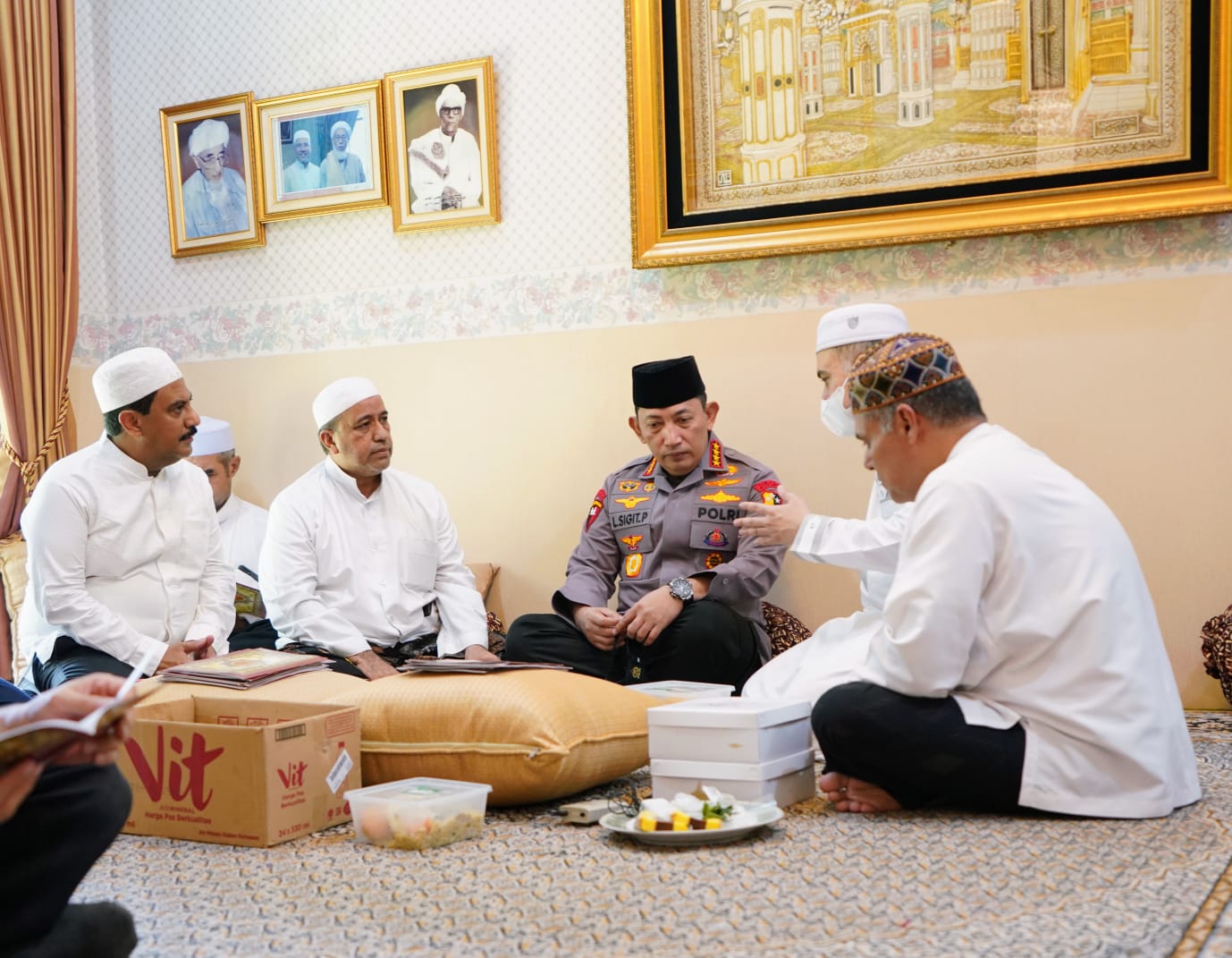 Kapolri Lakukan Takziah ke Rumah Duka Habib Zen Bin Umar, Kapolri: Beliau Saya Anggap Ayah Sendiri