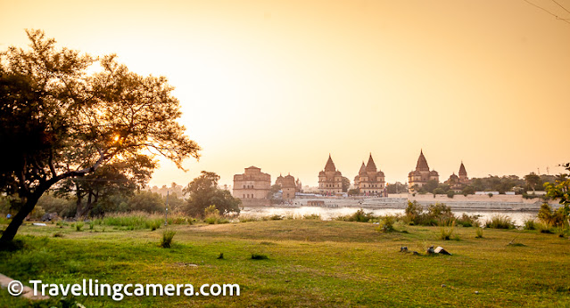 The best vantage point to watch the sun set behind these dramatic structures is the wildlife sanctuary across the River Betwa. While you are not allowed to go inside the wildlife sanctuary after sunset, you can manage the time such that you watch the sun set and also get out of the sanctuary without irking the guards too much.