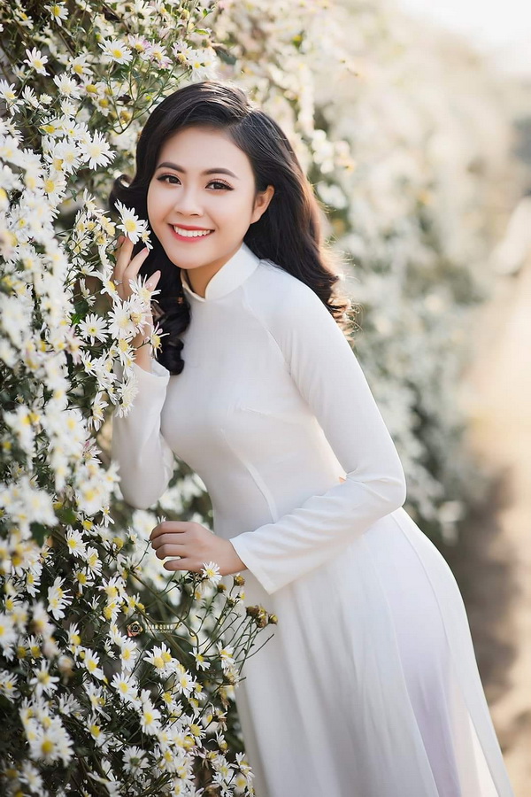Thiếu nữ áo dài trắng và hoa