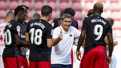 Valverde habla con Williams durante un amistoso del Athletic