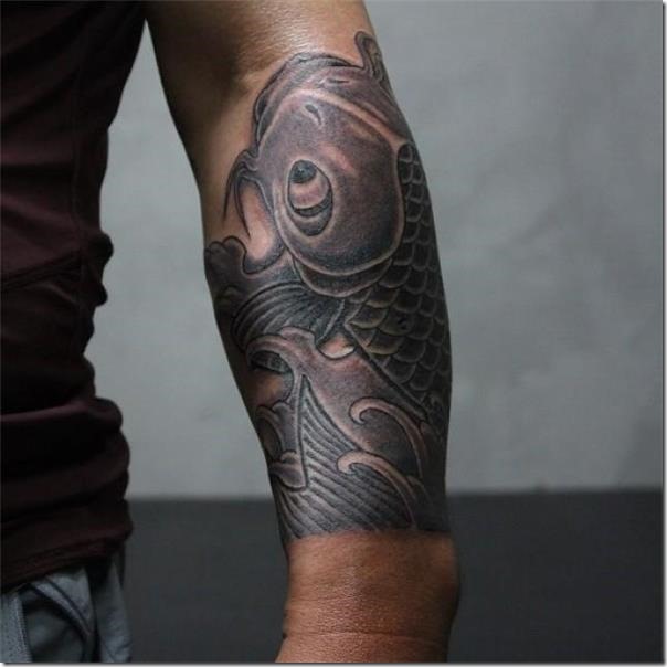 carpa-en-tonos-de-gris-en-el-brazo carpa-en-tonos-de-gris-en-el-brazo