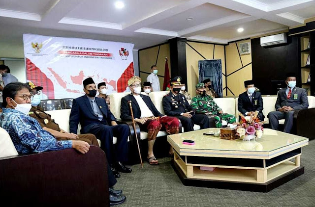 Erman Safar Kenakan Pakaian Adat Kurai Hadiri Upacara Hari Lahir Pancasila 2021.lelemuku.com.jpg