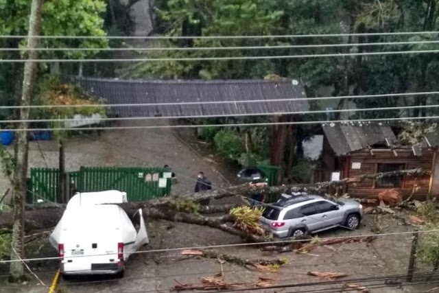 Ciclone em Santa Catarina causa mortes, faz estragos e assusta moradores; vídeos