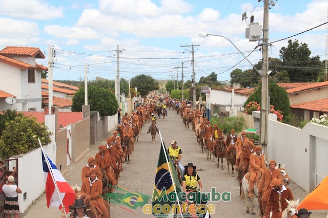 Veja as fotos e vídeo do Desfile da 28ª Festa de Vaqueiros de Macajuba 2018.