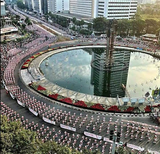 Suasana aksi Pemecahan Guinness World Record tari POCO POCO dikawasan silang Monas thamrin dan Dukuh atas pagi ini.