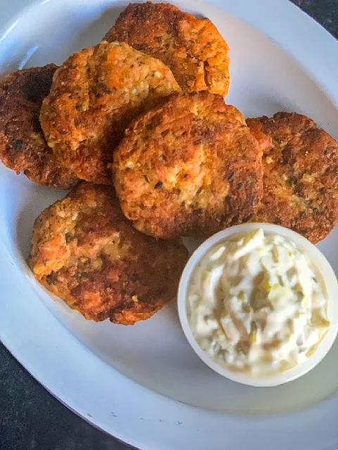 Smoked salmon cakes are an easy and delicious weeknight meal option, and believe it or not, they are affordable.
