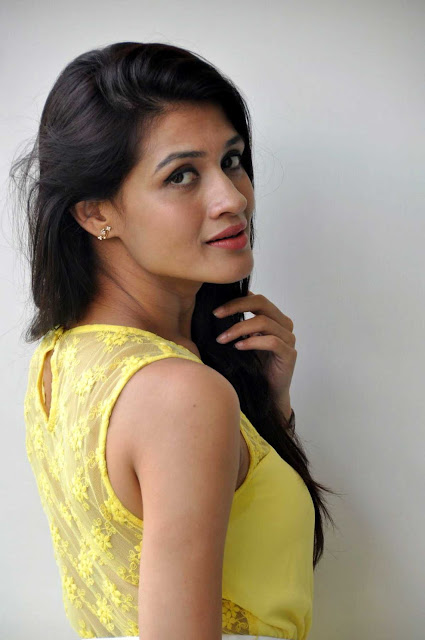 Kimaya Bhattacharya hot pics in sleeveless dress